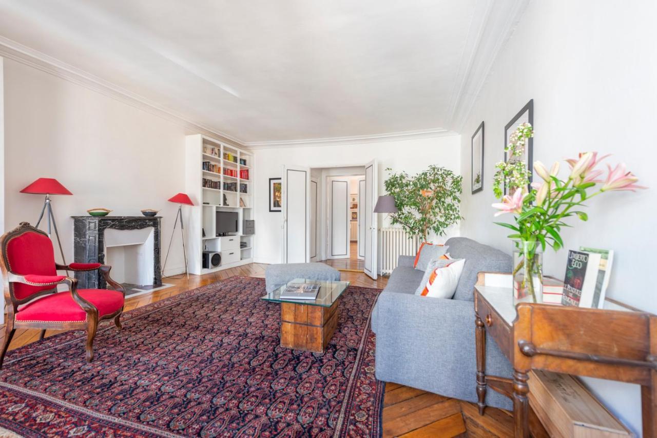 Colonnade Apartment Paris